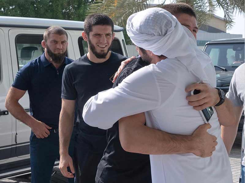 ولي عهد دبي يستقبل المصارع العالمي محمدوف... شاهد الصور